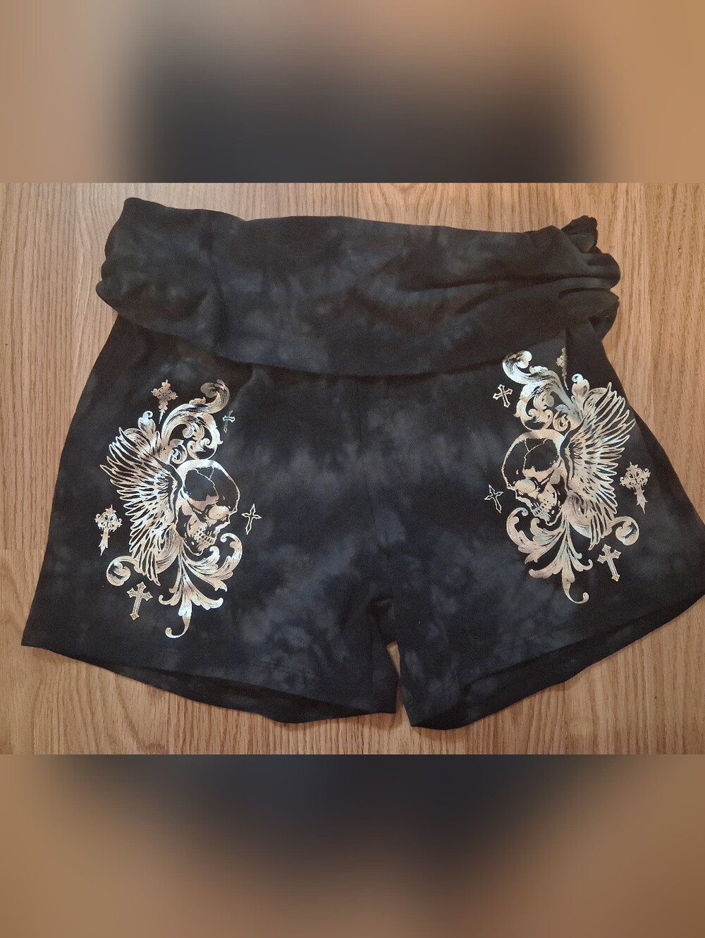 NWT HOT TOPIC  Skull Wings Ruched Shorts.  Women.  Size Large.  Silver & Black